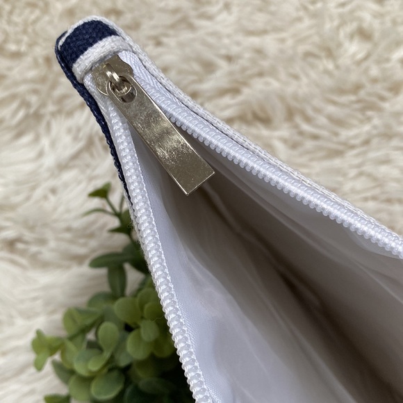 🎉HP🎉 A & O International Striped Wristlet 💗 White Navy & Tan - Picture 15 of 15